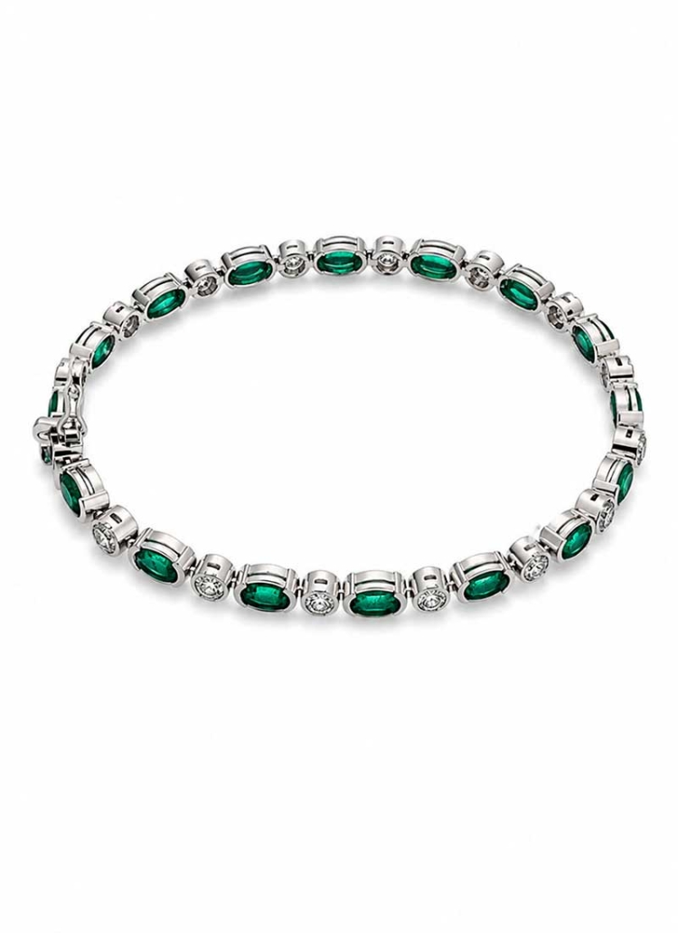 Pulsera de oro blanco de 18Kt, con 15 esmeraldas talla oval con un peso de 6,76ct. Entre ellas, 15 diamantes talla brillante con