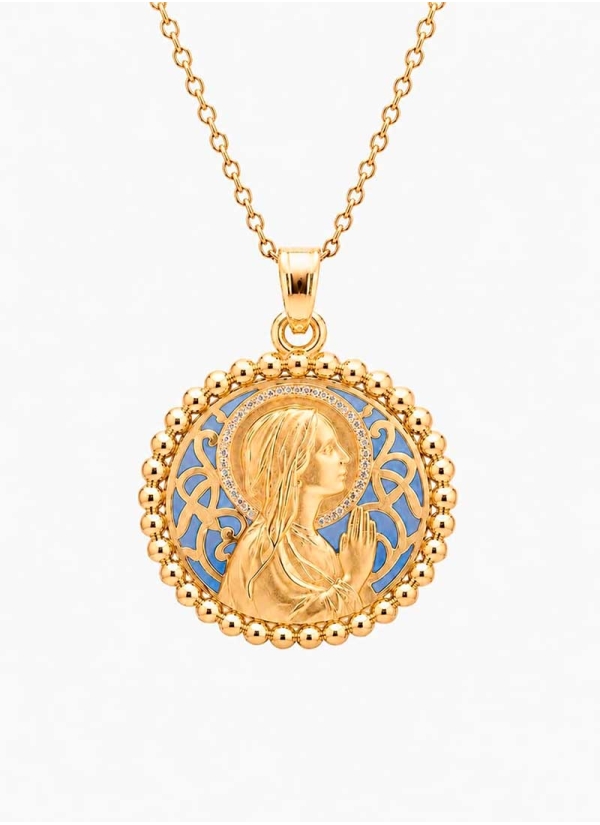 Medalla de oro de 18Kt. Ave manos de 22mm calada, con esmalte azul vitral y 33 pequeños brillantes (0,65-0,70mm) en el velo, con
