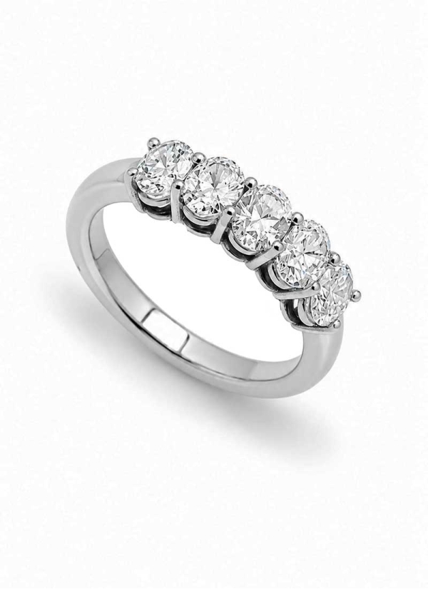 Anillo de oro blanco de 18Kt, hecho a mano. Cintillo compuesto por 5 diamantes talla oval, engastados en garras. El peso de los 