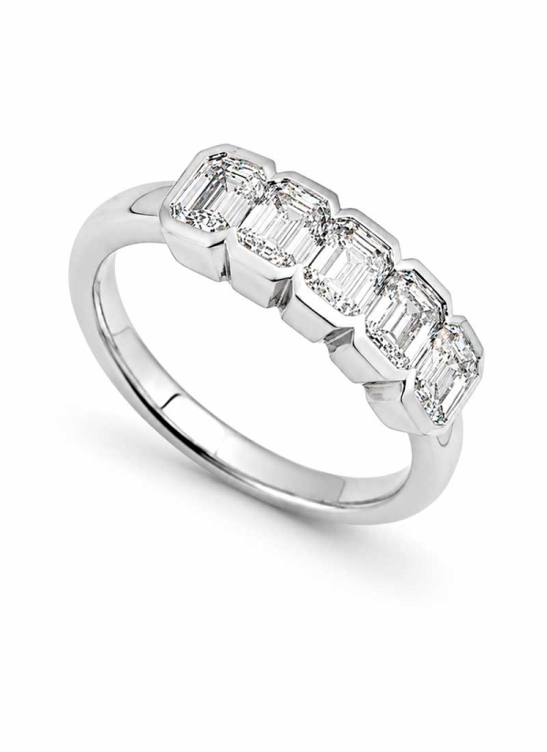 Anillo de oro blanco de 18Kt, hecho a mano. Cintillo compuesto por 5 diamantes talla esmeralda. El peso de los diamantes es 1,50