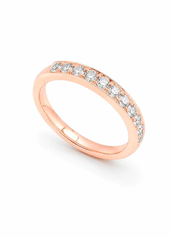 Media alianza de oro rosa de 18Kt hecho a mano. Con 11 brillantes de 2,20-2,25mm con un peso total de 0,48ct y calidad D/E VS1.