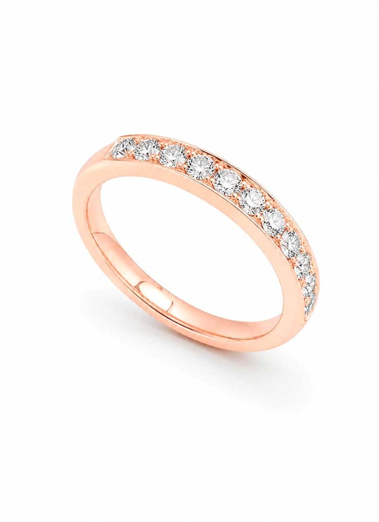 Media alianza de oro rosa de 18Kt hecho a mano. Con 11 brillantes de 2,20-2,25mm con un peso total de 0,48ct y calidad D/E VS1.