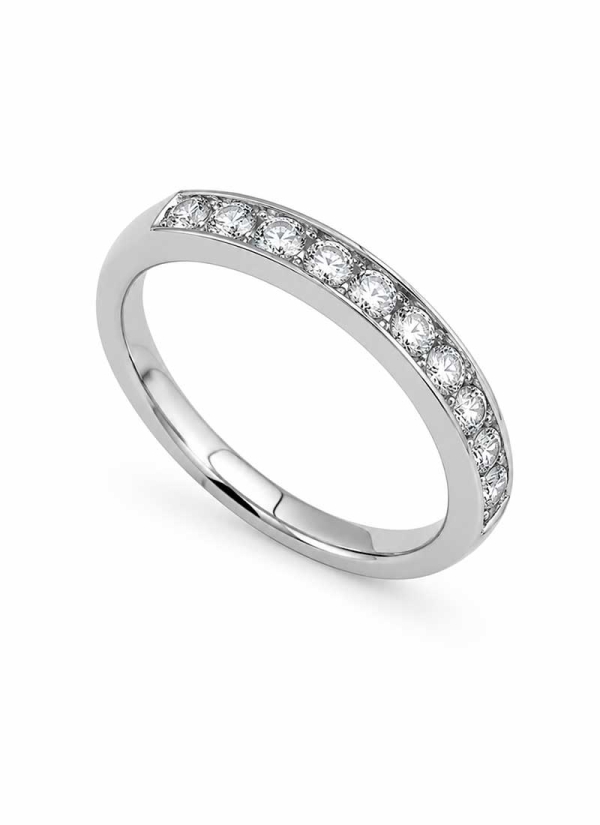 Media alianza de oro blanco de 18Kt hecho a mano. Con 11 brillantes de 2,20-2,25mm con un peso total de 0,48ct y calidad D/E VS1