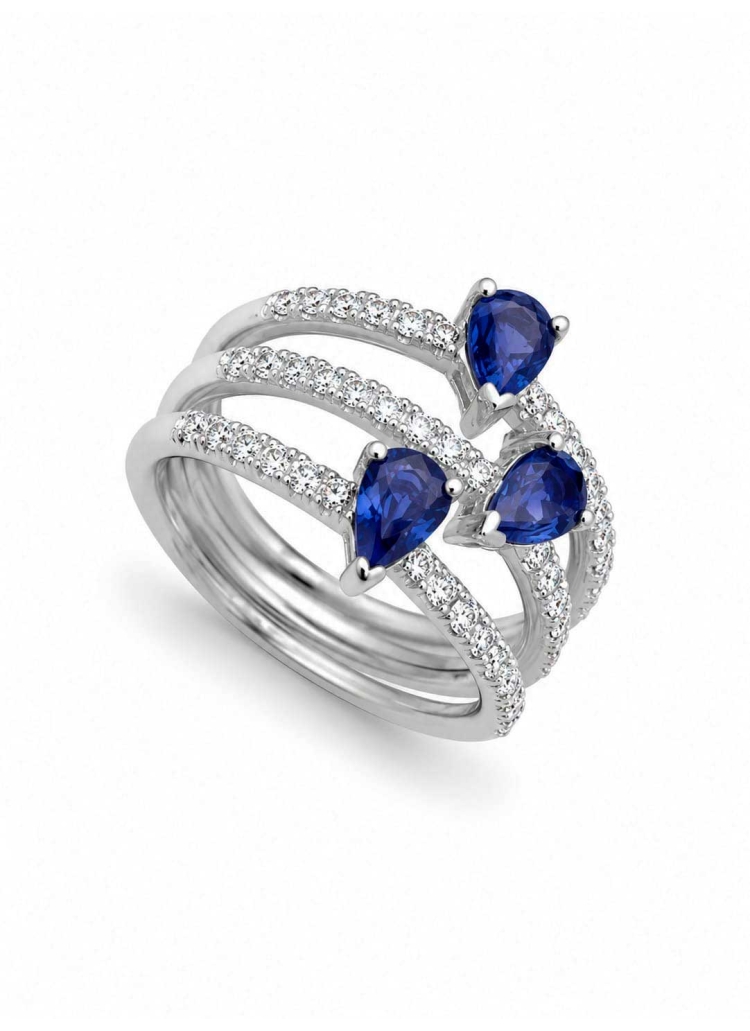Anillo ancho de oro blanco de 18Kt, hecho a mano. 3 bandas de diamantes (0,55ct) talla brillante de color D/E y pureza VVS. Inte