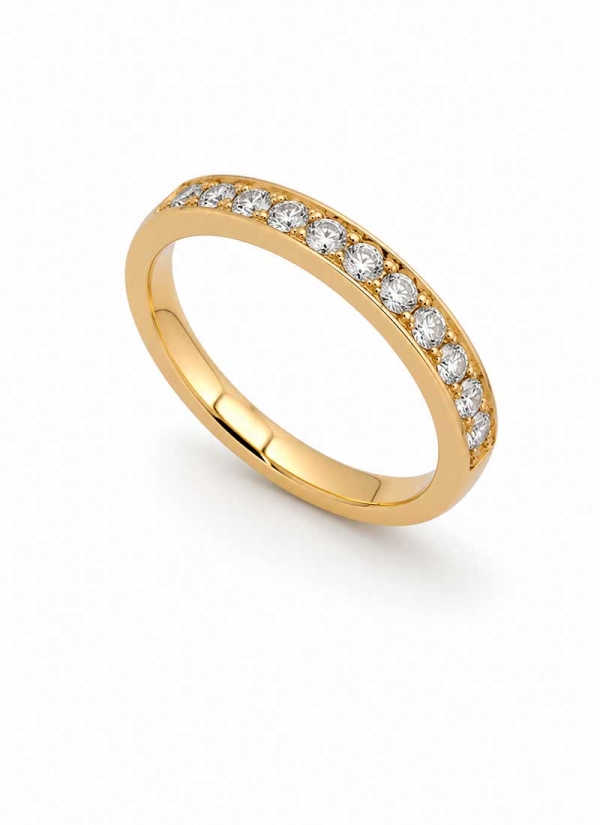 Media alianza de oro amarillo de 18Kt hecho a mano. Con 11 brillantes de 2,10-2,15mm con un peso total de 0,41ct y calidad D/E V