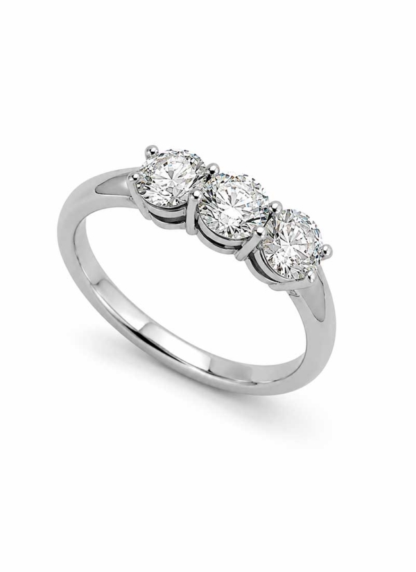 Tresillo de oro blanco de 18Kt hecho a mano. Tres diamantes talla brillante, todos con certificado GIA E VS1. Brillante central 