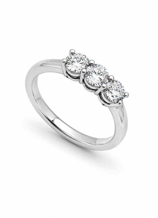 Tresillo de oro blanco de 18Kt hecho a mano. Tres diamantes talla brillante, todos con certificado GIA E VS1. Brillante central 