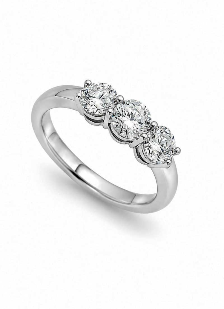 Tresillo de oro blanco de 18Kt hecho a mano. Tres diamantes talla brillante, todos con certificado GIA E VS1. Brillante central 