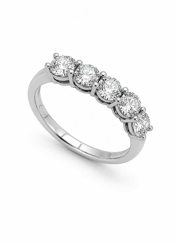 Cintillo de oro blanco, hecho a mano. Con 5 diamantes talla brillante de 0,25ct cada uno, todos con certificado GIA E VS1. Peso 