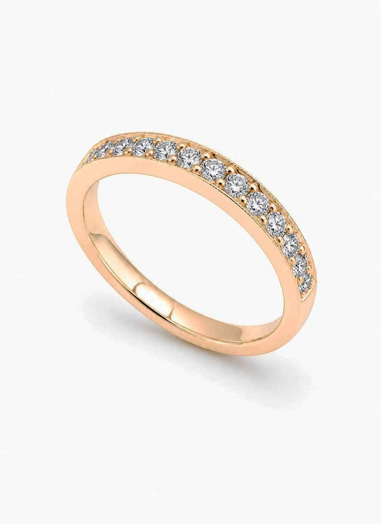 Media alianza de oro amarillo de 18Kt hecho a mano. Con 12 brillantes de 1,85-1,95mm con un peso total de 0,32ct y calidad D/E V