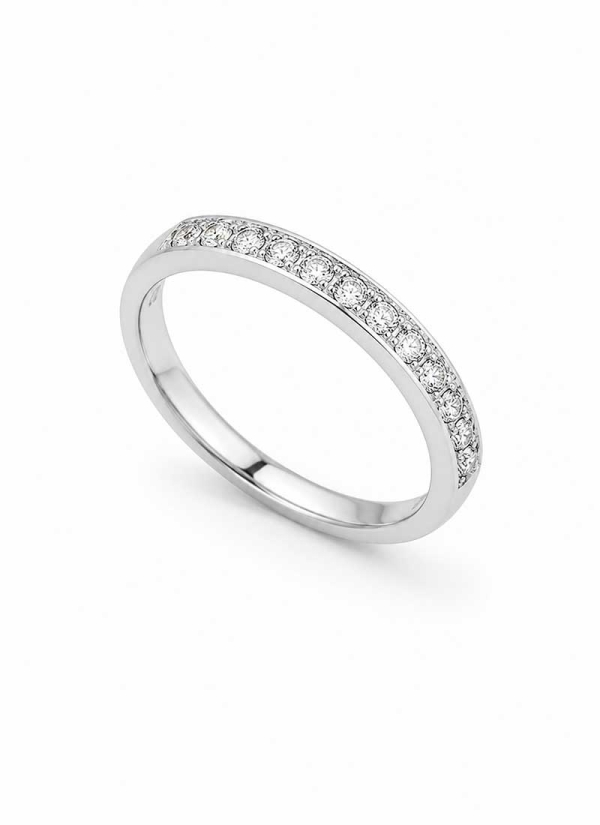 Media alianza de oro blanco de 18Kt hecho a mano. Con 12 brillantes de 1,85-1,95mm con un peso total de 0,32ct y calidad D/E VVS