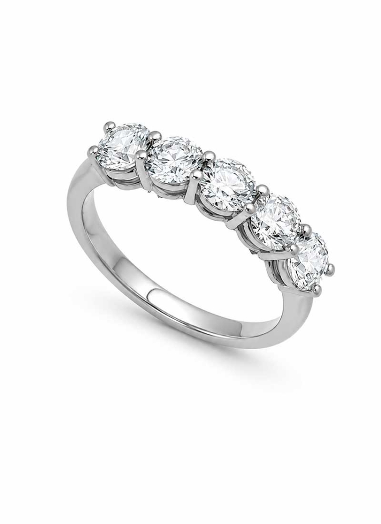 Anillo de oro blanco de 18Kt hecho a mano. Cintillo de brillantes de 0,30ct con certificados GIA E VS1 3EX none. Peso total 1,50