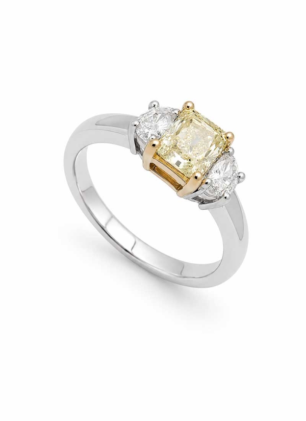 Anillo de platino hecho a mano. Diamante central talla cojín de color Fancy Intense Yellow, con certificado GIA, de 1,03ct. En l