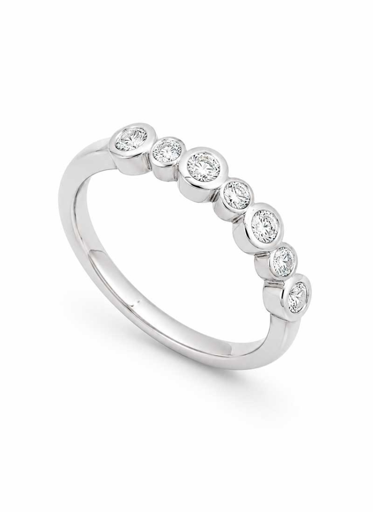 Anillo de oro blanco de 18Kt. Media alianza con 7 brillantes montados en chatón y embutidos, intercalándose. Calidad G VS.