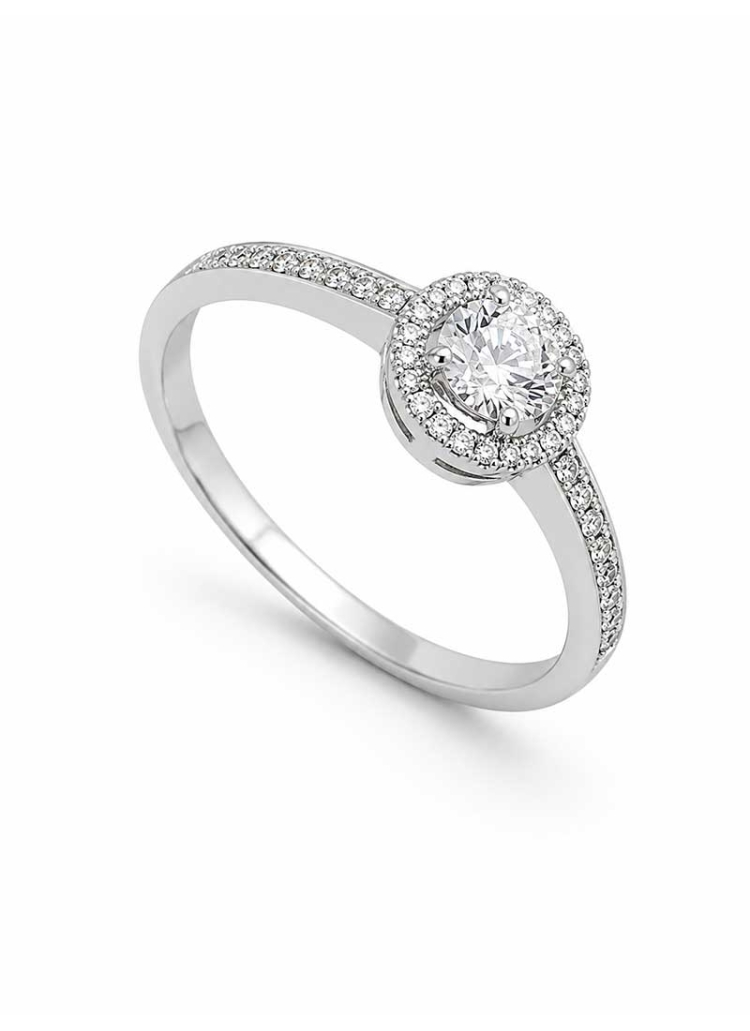 Anillo de oro blanco de 18Kt con un brillante central de 0,25ct engastado en garras. Pequeños brillantes en orla y en brazo, est