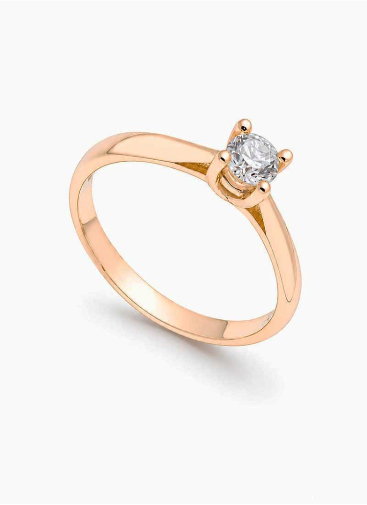 Solitario de oro amarillo de 18Kt. Engastado en 4 garras, un diamante talla brillante de 0,29ct, con certificado IGI H VVS.