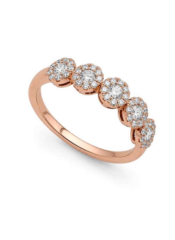 Cintillo de oro rosa de 18Kt, formado por motivos circulares compuestos, cada uno por un brillante central, rodeado de otros 9. 
