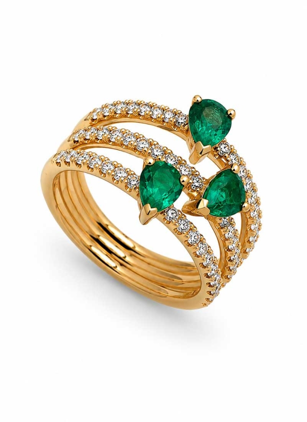 Anillo ancho de oro amarillo de 18Kt. 3 bandas de diamantes (0,59ct) talla brillante de color G/H y pureza VS. Intercaladas, en 