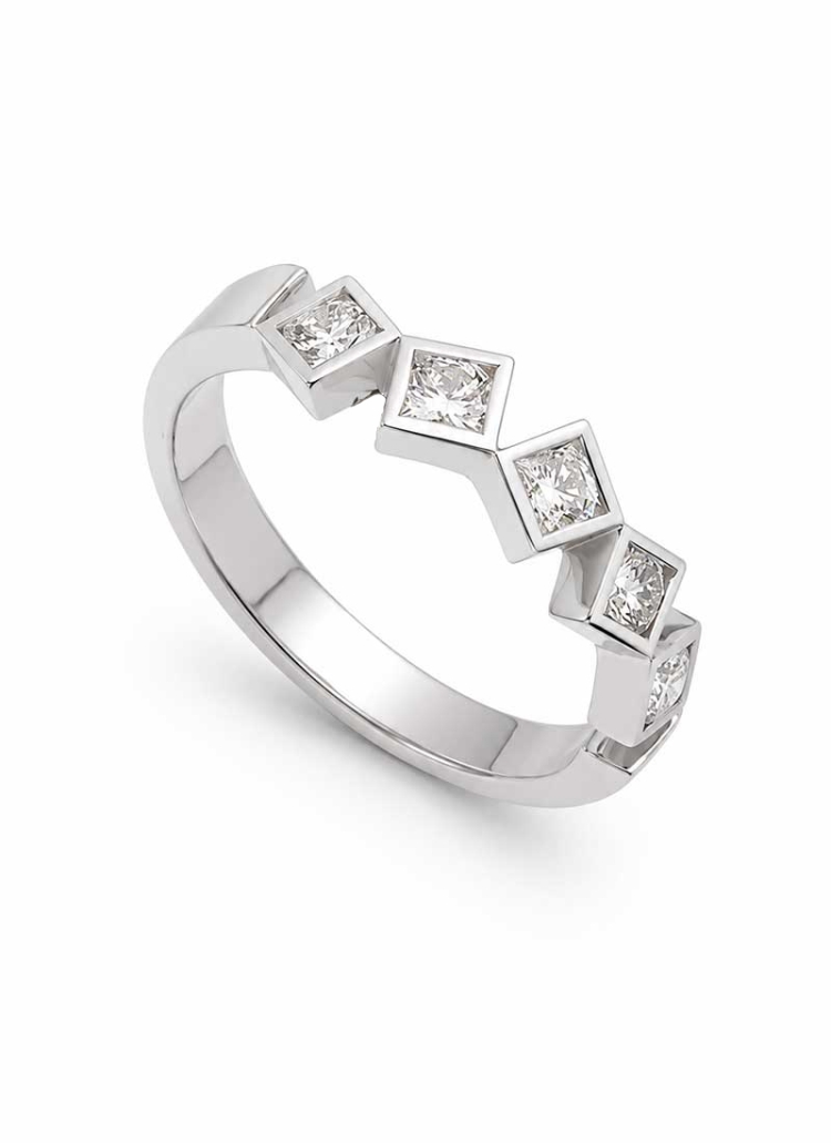 Original cintillo de oro blanco de 18Kt. Brillantes engastados dentro de formas cuadradas con distintas disposiciones. Peso tota