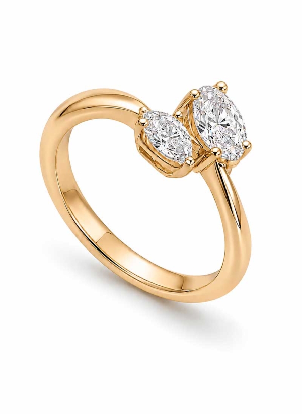Tu y yo de oro amarillo de 18Kt, con diamantes talla oval de 0,50ct (GIA E VS1) y talla perilla 0,30ct (GIA G VS1).