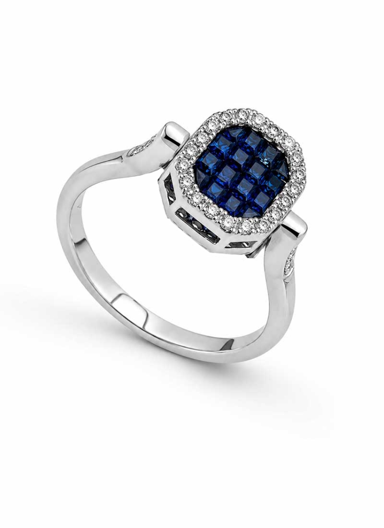 Anillo de oro blanco de 18Kt, con diamantes y zafiros. Motivo central cuadrangular reversible. Por un lado, centro de zafiros ta