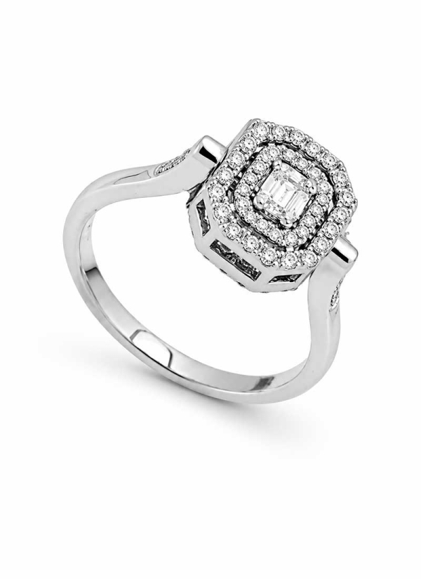 Anillo de oro blanco de 18Kt, con diamantes y zafiros. Motivo central cuadrangular reversible. Por un lado, centro de zafiros ta 2