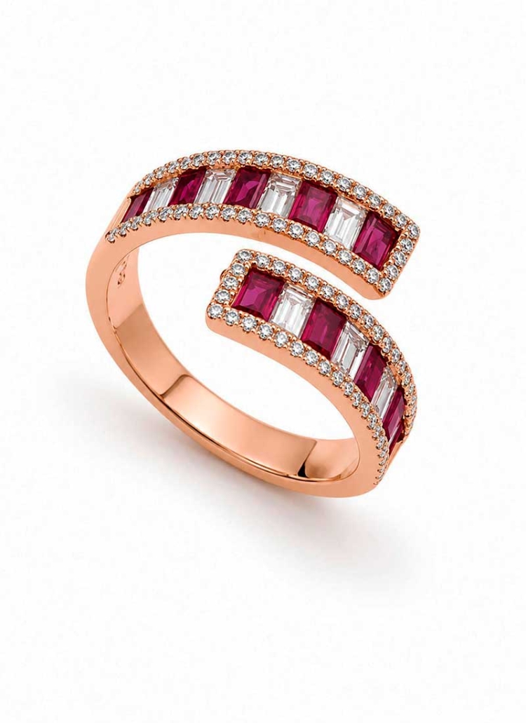 Anillo cruzado de oro rosa de 18Kt, con rubíes de muy buen color, tallados en baguette, intercalándose con baguettes de diamante