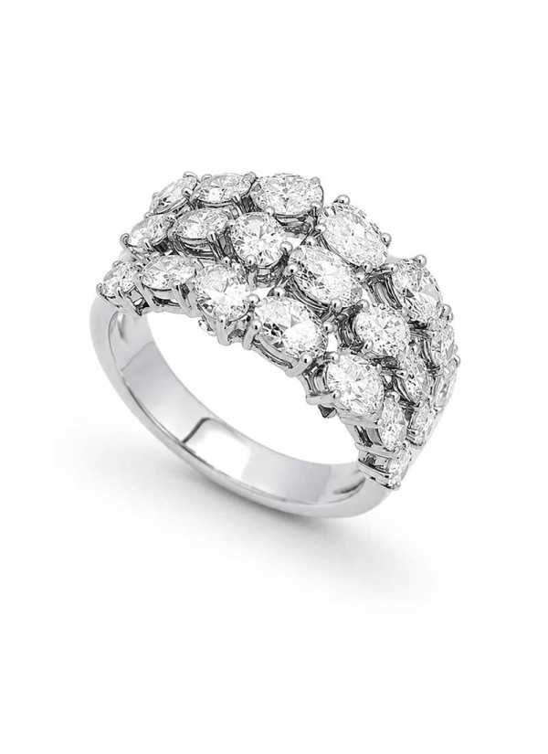 Anillo triple de oro blanco de 18Kt con diamantes talla oval engastados en garras y dispuestos en disminución. Peso total de los